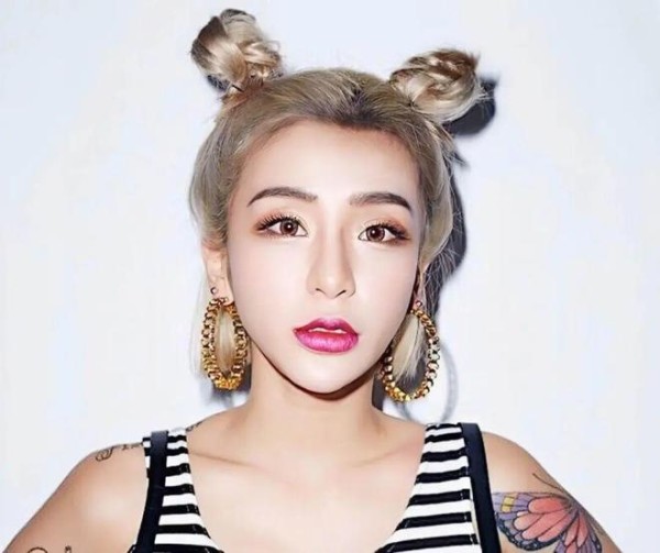 突发！香港知名男星台湾前女友不雅视频流出，竖中指否认遭网友炮轰没礼貌