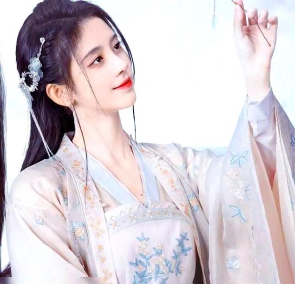 鞠婧祎与白鹿的发际线之争：谁才是最美？