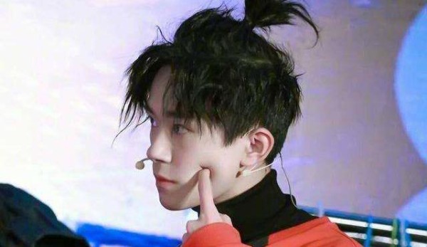 最近流行男明星扎小揪揪，图三帅到炸裂，图六有点娘