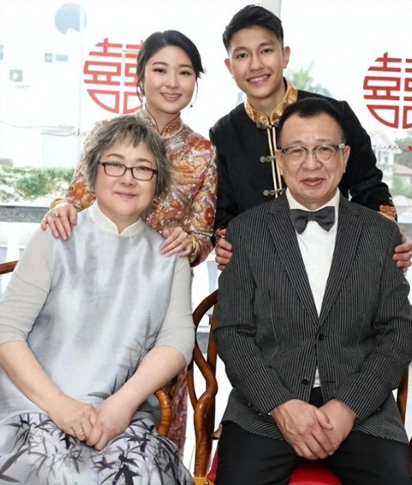一场婚宴，撕开了75岁许绍雄的娱圈地位，张凯丽的话，有人信了