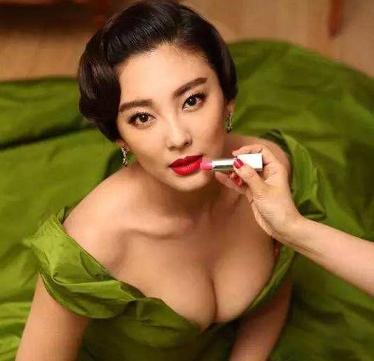 周深不认识张雨绮是装的？有谁注意贾玲说的这句话？真相了！
