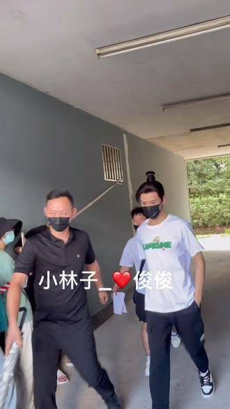 一起来看俊俊9.11上班出妆啦！周六现场好多人来看俊俊呢～ 向全世界安利龚俊