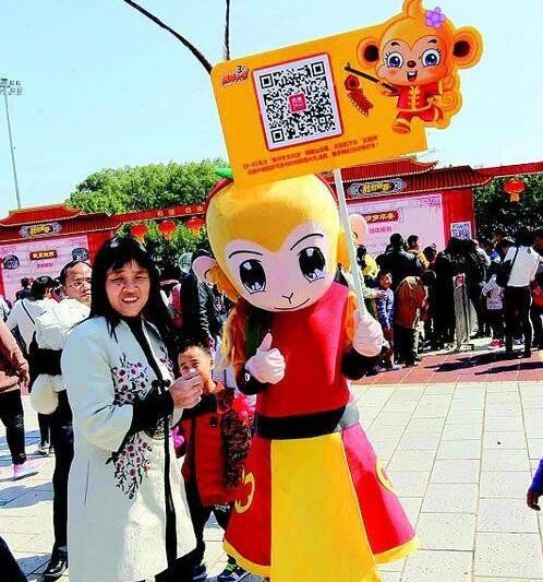 市民在滨江公园争相与“猴哥”合影。