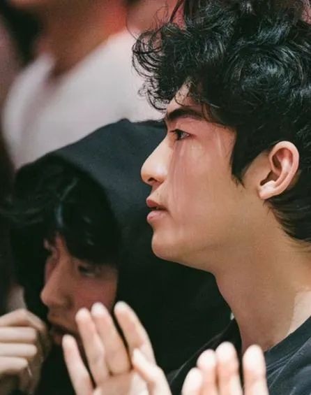 谢霆锋被骂了！儿子考上剑桥，他才上线，网友：谢老板想起当爹了