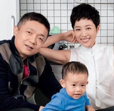 圈中零绯闻一对，蒋欣是他们的好友，孩子2岁才知是夫妻