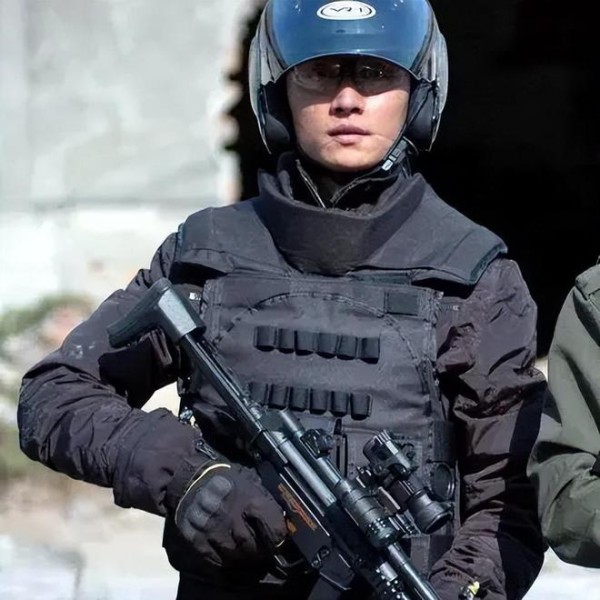 2012年，25岁的白晓保前往伊拉克，成为雇佣兵，回国后事业有为