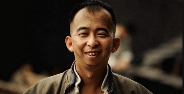他是圈内“第一丑星”，出道24年赚亿万身家，妻子颜值不输大宝贝