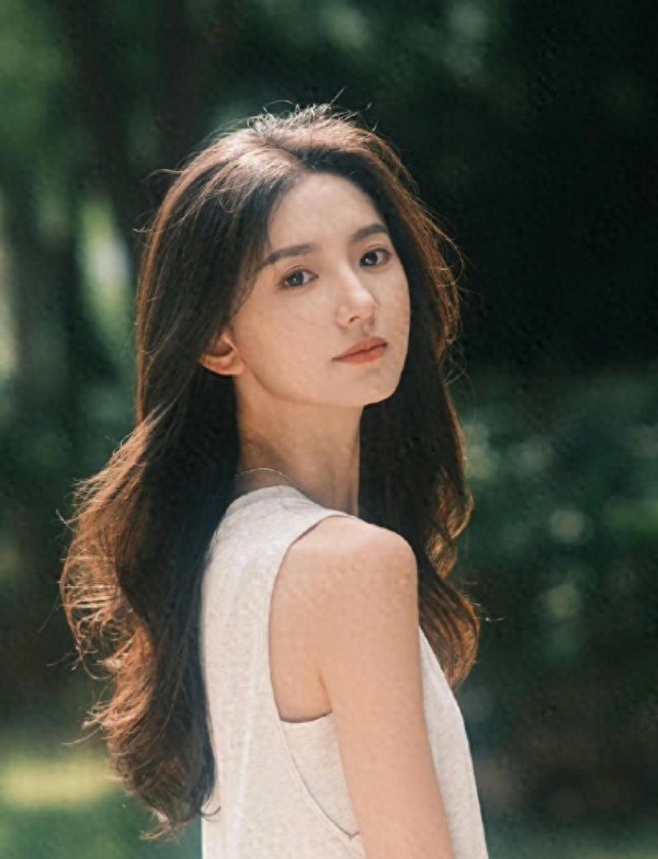 于正新签小花被扒，年龄25岁，原是大学老师，因颜值高成网红！