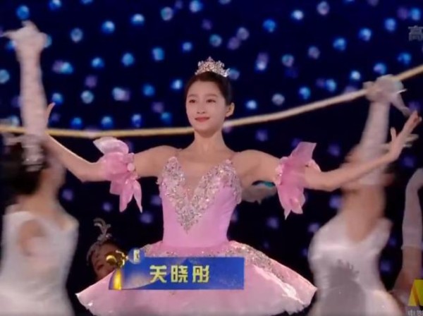 52kg的关晓彤和47kg的钟楚曦，同穿芭蕾裙，终于知道10斤胖哪儿了