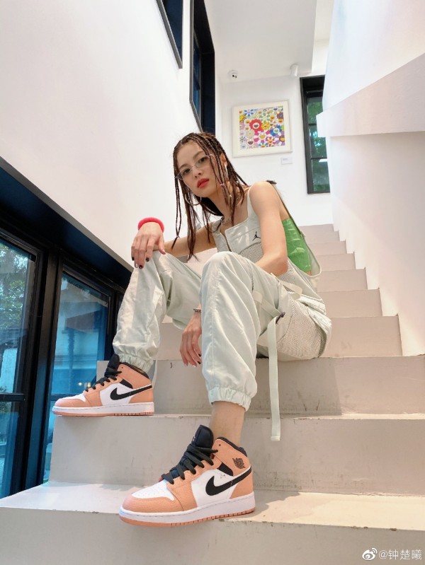 钟楚曦和钟楚红有关系吗，她现在是谁的女朋友？