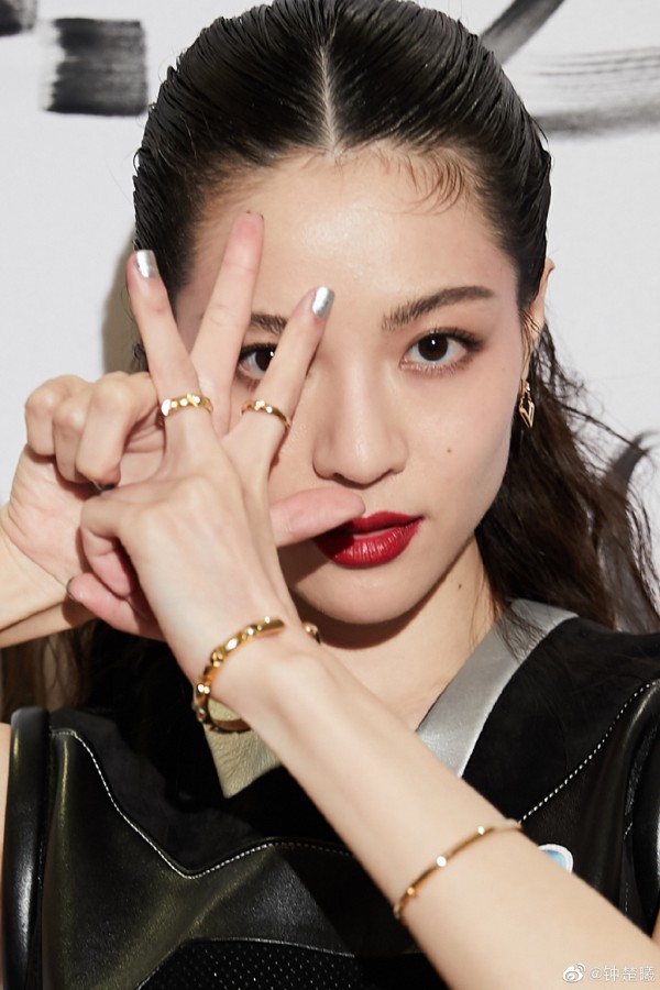 钟楚曦和钟楚红有关系吗，她现在是谁的女朋友？