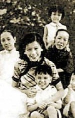 阮玲玉与母亲(右二)、养女小玉(后站者)在一起