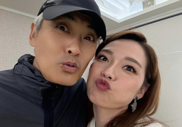 周润发为女星吕慧仪庆生，亲手给对方做长寿面，两人脸贴脸好亲密