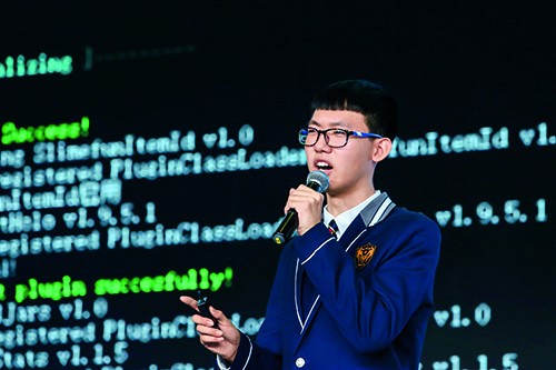 河北唐山开滦一中的科创明星李劲鑫在全国第五届教育创新年会上演讲