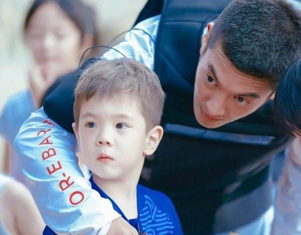 容祖儿索吻嗯哼被拒还很开心 嗯哼为什么得到那么明星的喜欢