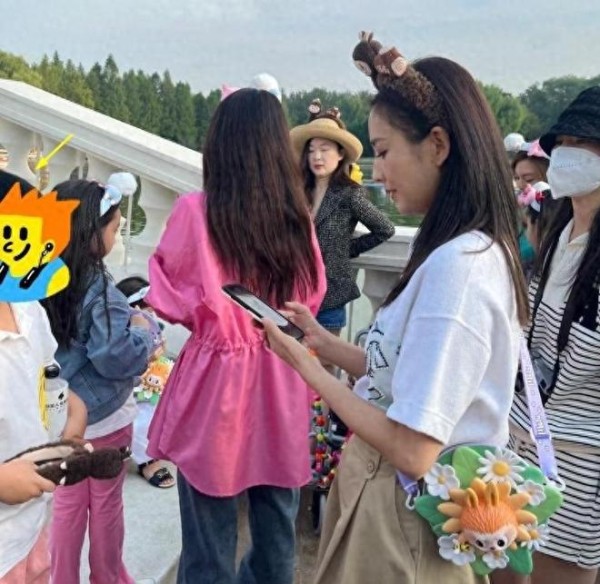 女星出游：佟丽娅之子像父亲、董璇之女气质好、霍思燕儿子坐轮椅