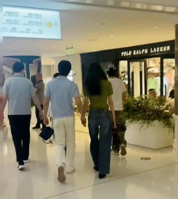 冲上热搜！井柏然刘雯领证了，这个苦命的娃终于找到幸福啦！