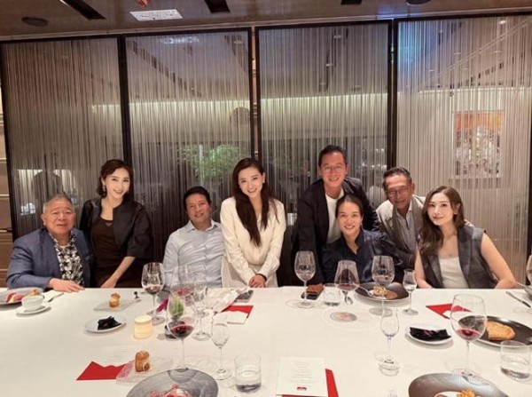 香港百亿名流夫妇聚会，李嘉欣黎姿携眷出席，两人好美合照在边上