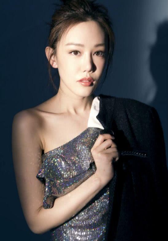 妈妈是演员，爸爸是富商，被杨幂唐嫣捧过，28岁还没妈妈红！