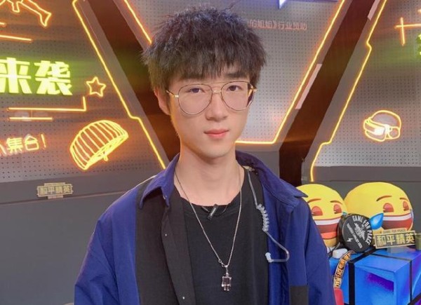 王小歪名利双收还不够？和金晨郁可唯搭上关系，弹幕遭网友爆破