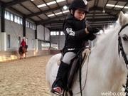 安吉变白马王子 骑白马身手矫健动作熟练