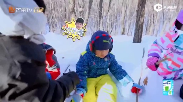 视频:超暖!《爸爸4》成龙帮安吉捂手 为庆庆舔伤口