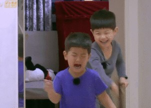 人人都知道安吉长的像韩星宋仲基，但都不知道小鱼儿长的像他呀！
