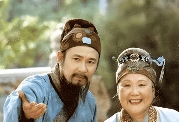 相比贾母，王夫人是否更有权力决定宝玉的婚事？那她为何不做主定下金玉良缘？