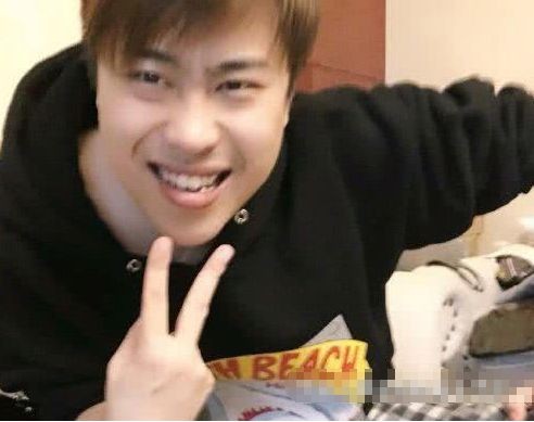 卢本伟曝出秘密猛料，直言：为什么冯绍峰和赵丽颖会结婚！