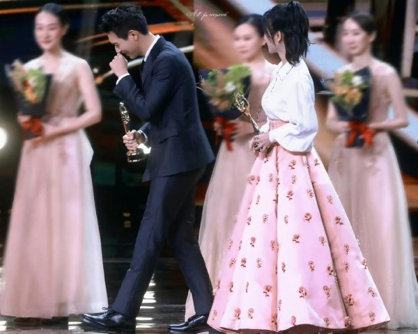 杨紫李现大方牵手，他们为何不真的在一起？
