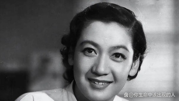 日本女演员被“送给”麦克阿瑟当情人，终年95岁一生未婚