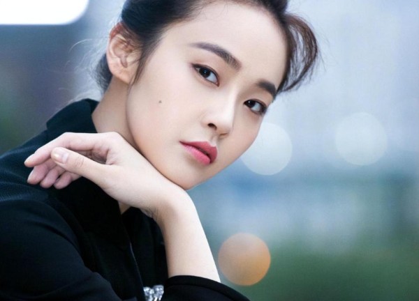 出道15年零绯闻，35岁女星演高中生再出圈，拒认亲父送母豪宅