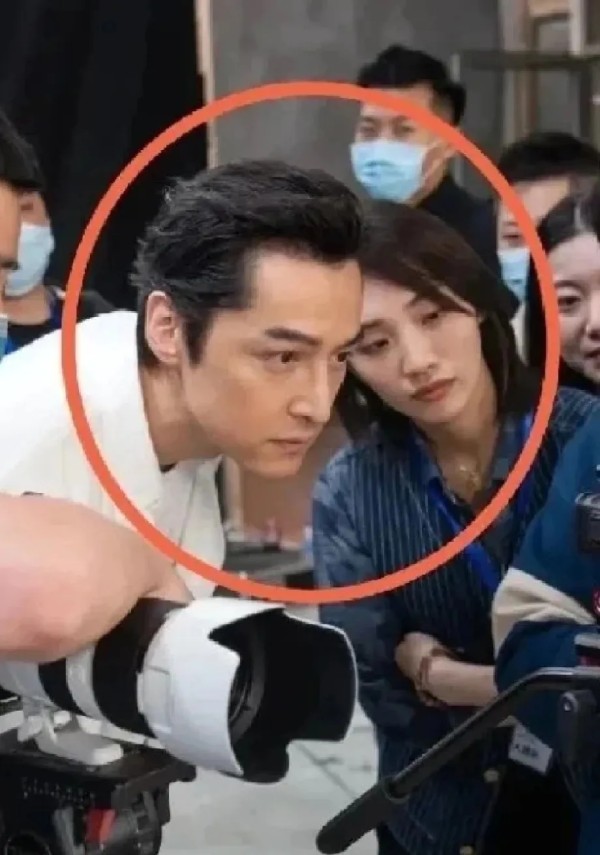 草原间自由追梦：你发现没有？
娱乐圈都是男明星，娶了女经纪人的多
但没怎么见过女明星嫁给了男经纪人的，这是为啥？

参考一下，一对普通夫妻的日常生活就知道了
一般来说都是男主外，女主内，一荣俱荣，一损俱损
所以也对应了男明星在外面打拼，女经纪人在背后照顾日常起居
而且，女经纪人还要在事业上帮衬，给他找资源，选节目和剧本等
同时，男明星私下的真实情况，或者黑料内幕等，女经纪人都很清楚，背后可能还需要...