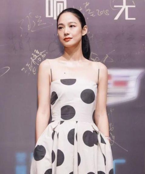 她入行就合作梁朝伟，姜文拍电影的御用女演员，40岁仍少女感十足