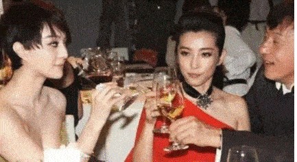 范冰冰与李晨分手，成龙与双冰二人坐在一起，李冰冰尴尬了