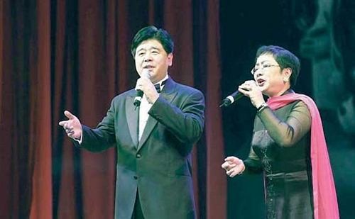 这个男女二重唱组合，两人名字永远连在一起，长期被人误会是夫妻