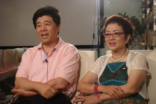 这个男女二重唱组合，两人名字永远连在一起，长期被人误会是夫妻