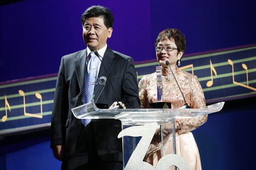 这个男女二重唱组合，两人名字永远连在一起，长期被人误会是夫妻