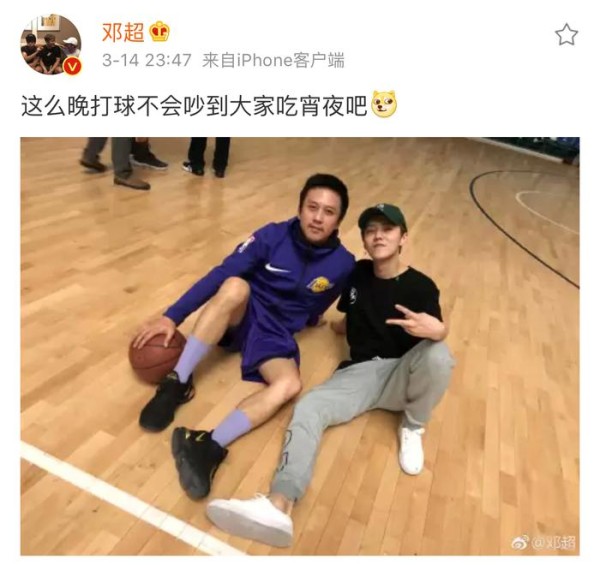 邓超鹿晗深夜约球，父子俩脚上的细节，暴露各自在家里的地位