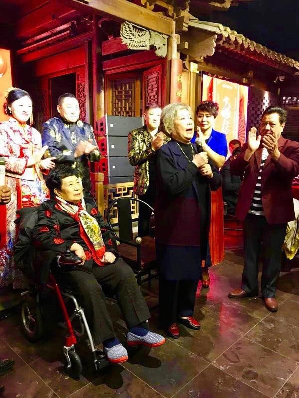 以原唱《笑脸》爆红的著名歌星谢东结婚 500明星好友到场
