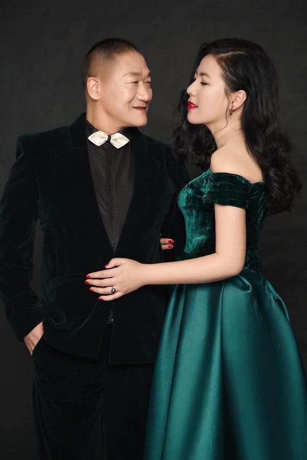 以原唱《笑脸》爆红的著名歌星谢东结婚 500明星好友到场