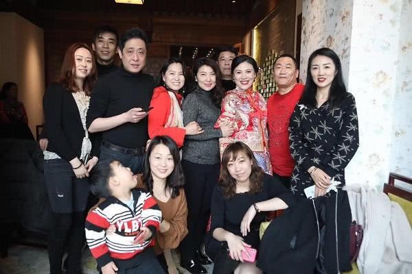 以原唱《笑脸》爆红的著名歌星谢东结婚 500明星好友到场