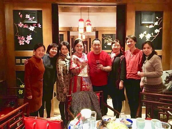 以原唱《笑脸》爆红的著名歌星谢东结婚 500明星好友到场