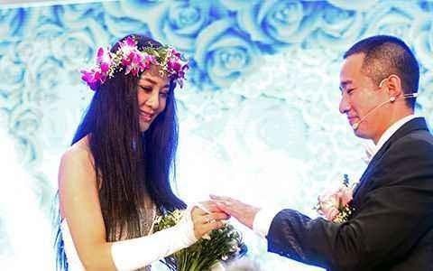 郭晨冬批罗志祥：北京姑娘绝不惯你！但女粉丝太疯狂往上扑拦不住