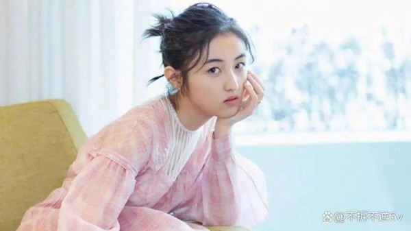 张子枫：从“国民闺女”到全能女星的蜕变之旅