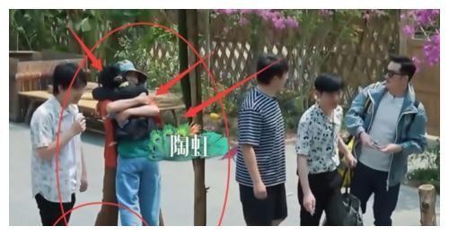 同是“妈妈”来做客，张子枫见陶虹，见海清，关系亲疏一目了然