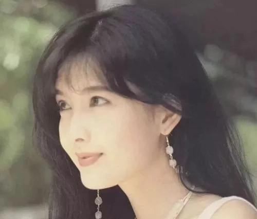 四位女明星年轻时的样子，左小青“氧气美女”，陈红古典美