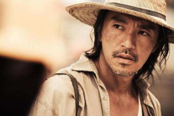 他亲手将周星驰送上位，后大骂周星驰像条狗！今65岁老的认不出！
