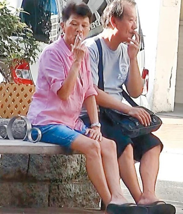 他亲手将周星驰送上位，后大骂周星驰像条狗！今65岁老的认不出！