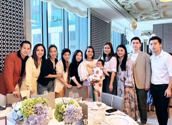 父亲坐拥2百亿，她有两个孩子却至今未婚，继母是电影巨星林青霞